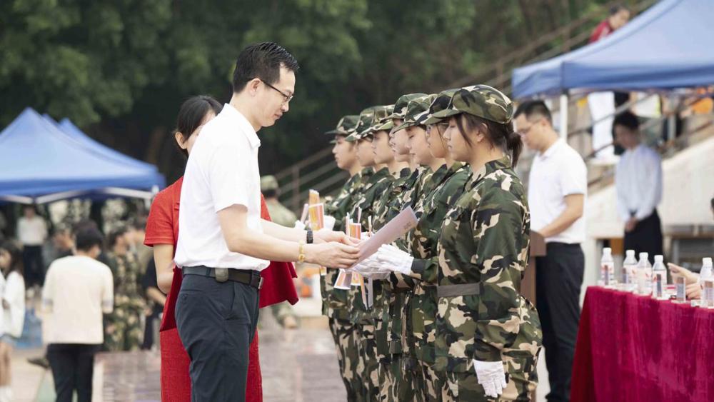 D:/桌面/新闻稿件汇总/空港校区军训汇演汇总(黄承旺、卢柳萍、郑洁钰、覃淑惠、陈劲、刘春玫)/JPEG/新建文件夹/JPEG/唐臣颁奖（卢柳萍摄）.jpg唐臣颁奖（卢柳萍摄）